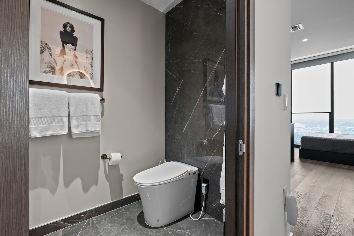 Luxury Suite 4907A E11even Residences