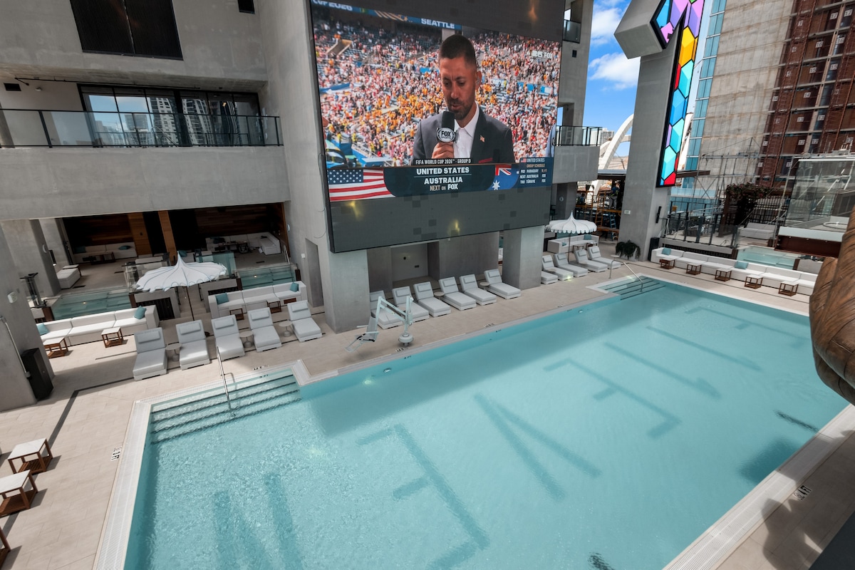 Luxury Suite 4907A E11even Residences