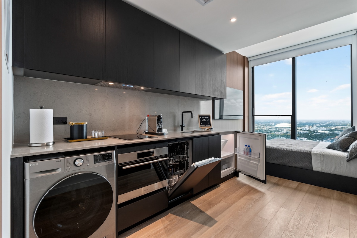 Luxury Suite 4907A E11even Residences