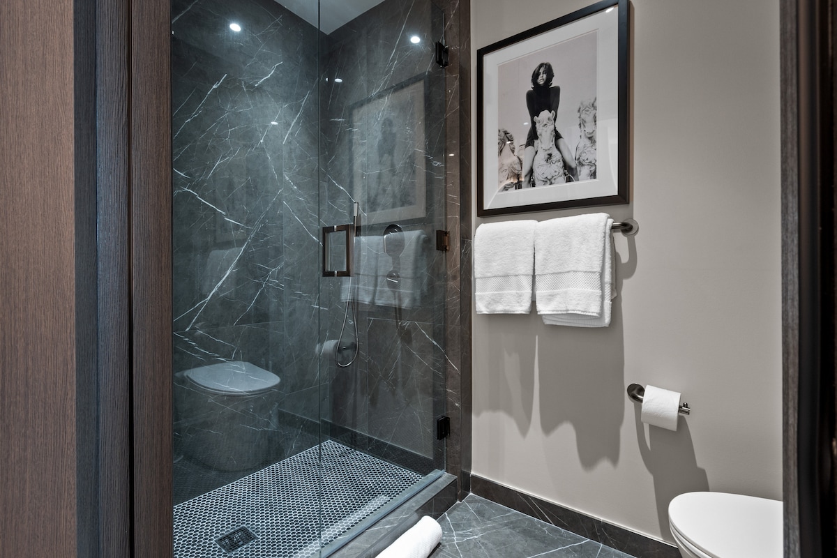 Luxury Suite 4907A E11even Residences