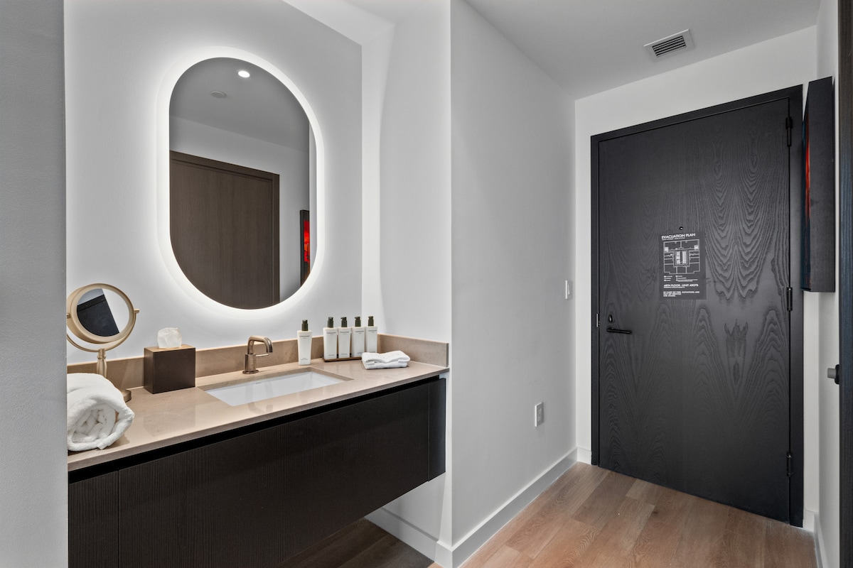 Luxury Suite 4907A E11even Residences