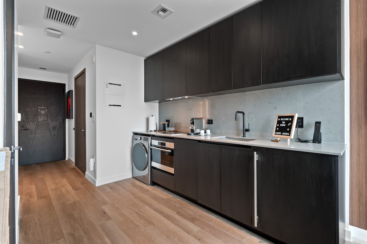 Luxury Suite 4907A E11even Residences