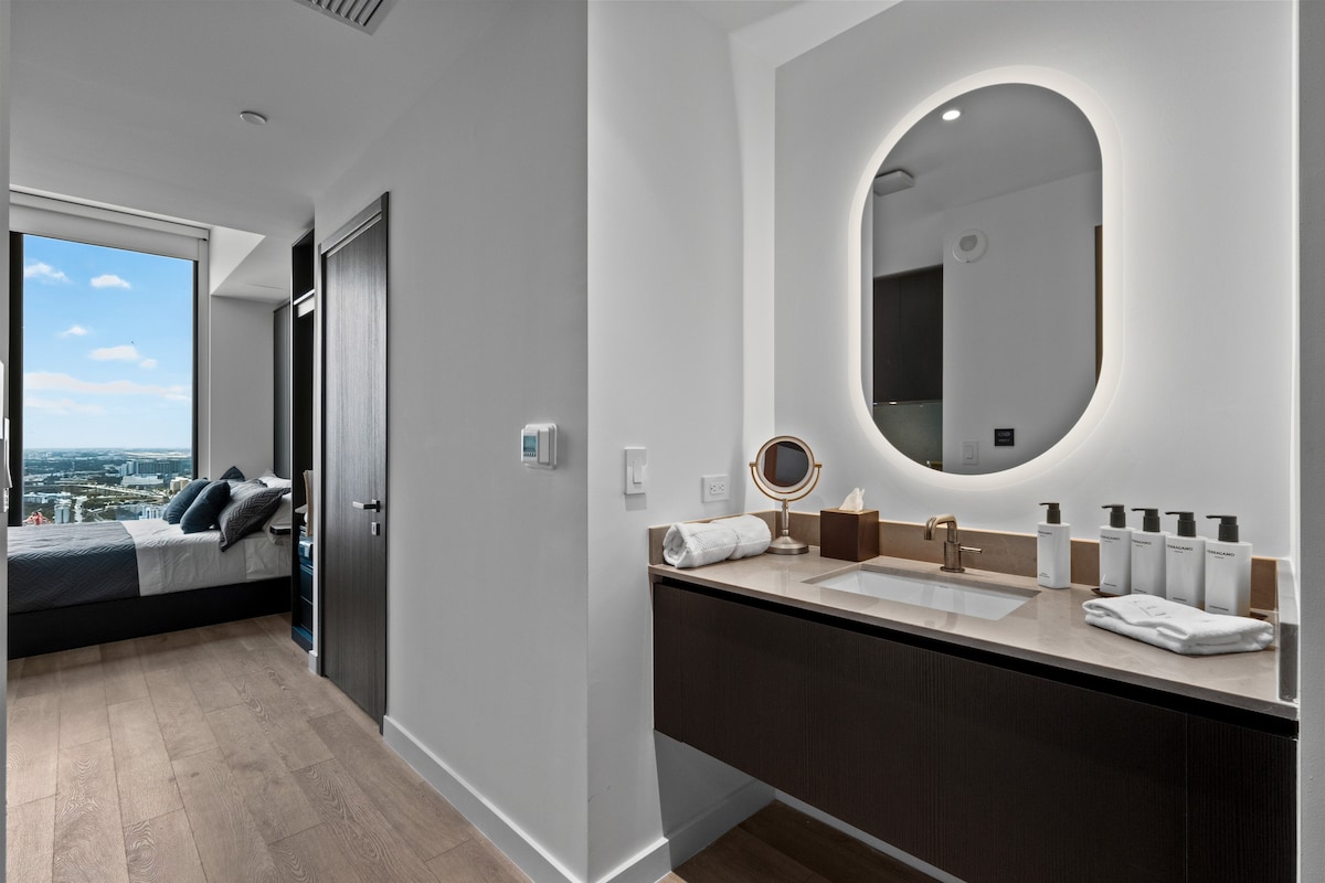Luxury Suite 4907A E11even Residences