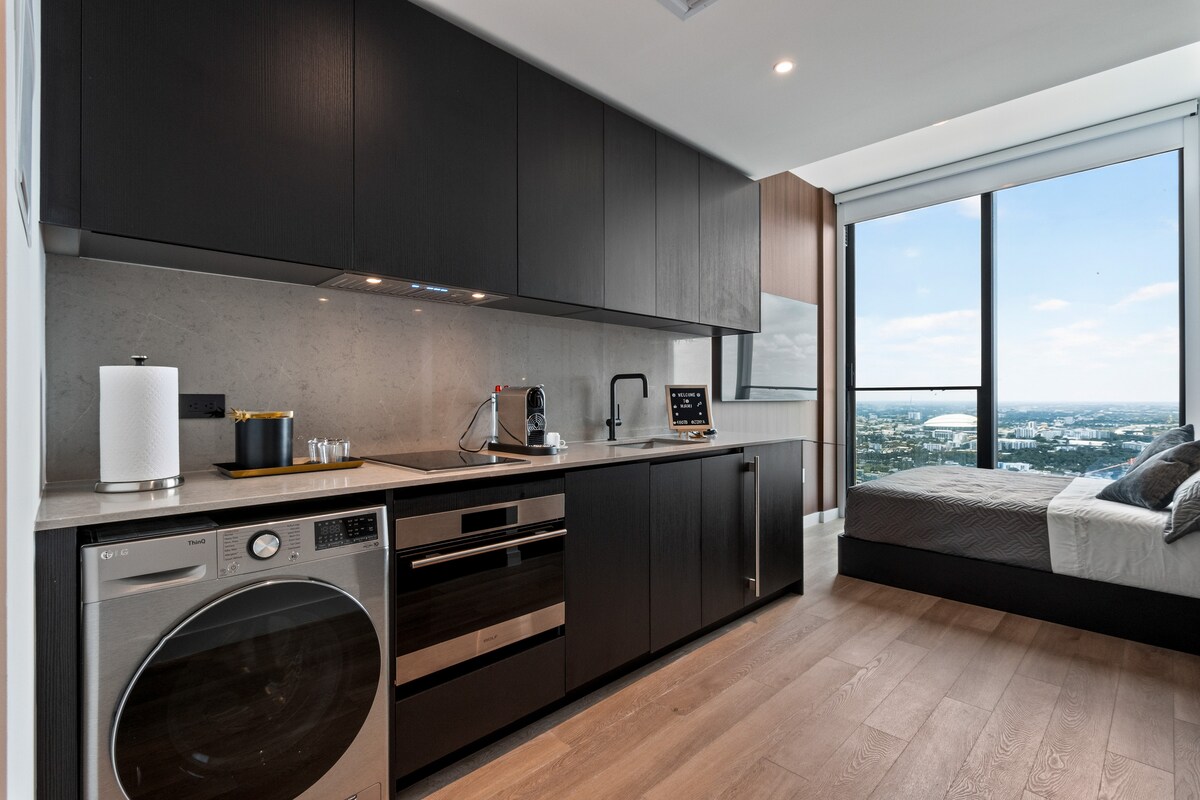 Luxury Suite 4907A E11even Residences