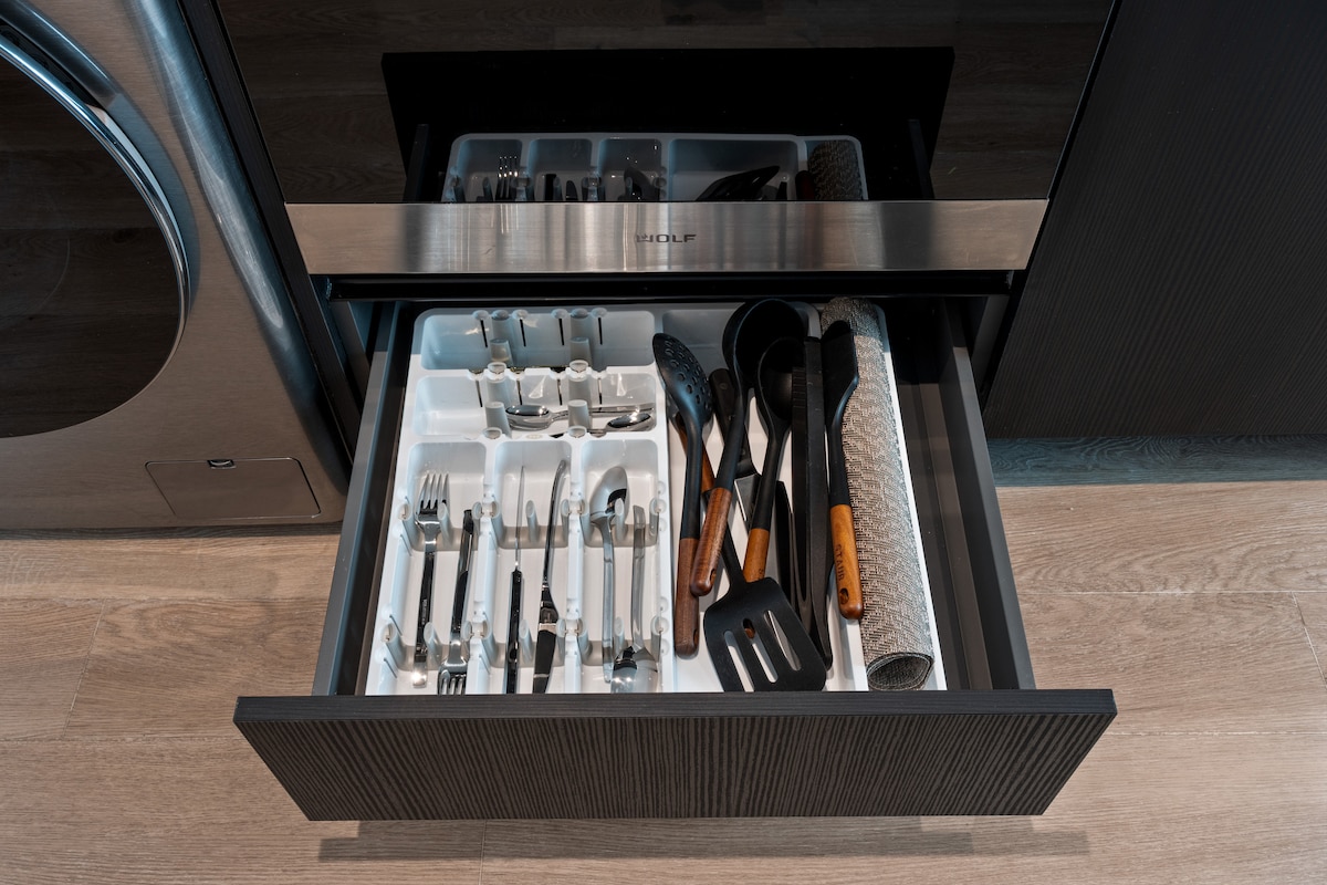 Luxury Suite 4907A E11even Residences