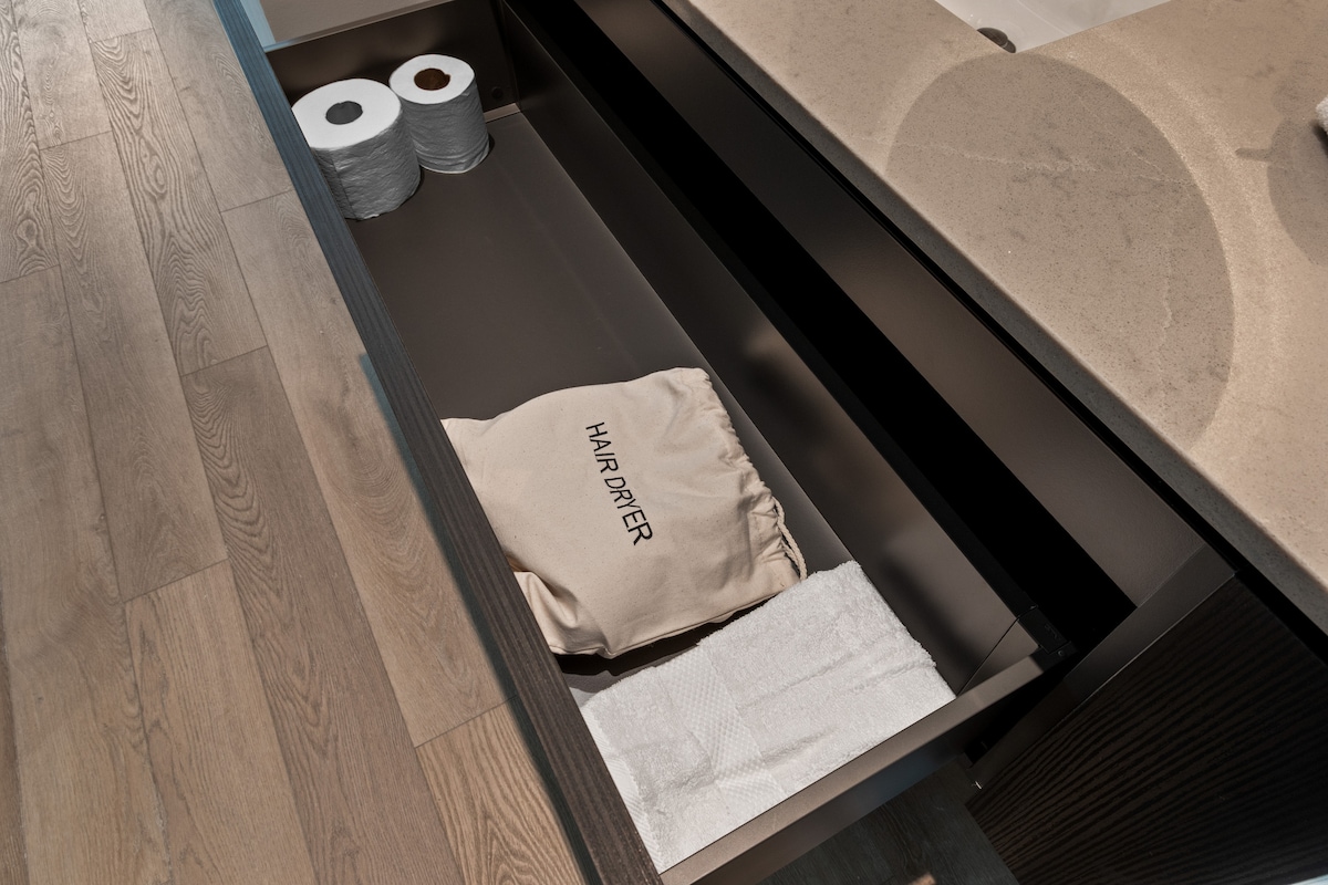 Luxury Suite 4907A E11even Residences