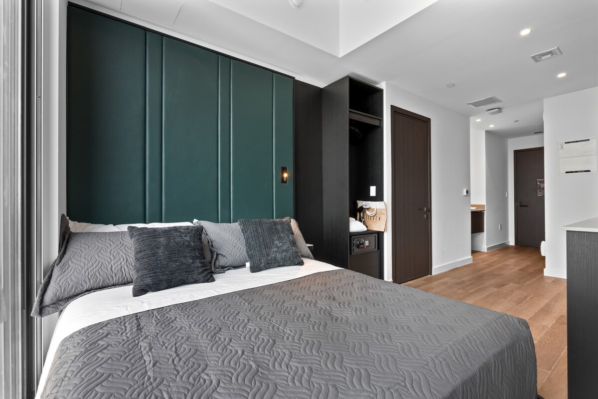 Luxury Suite 4907A E11even Residences