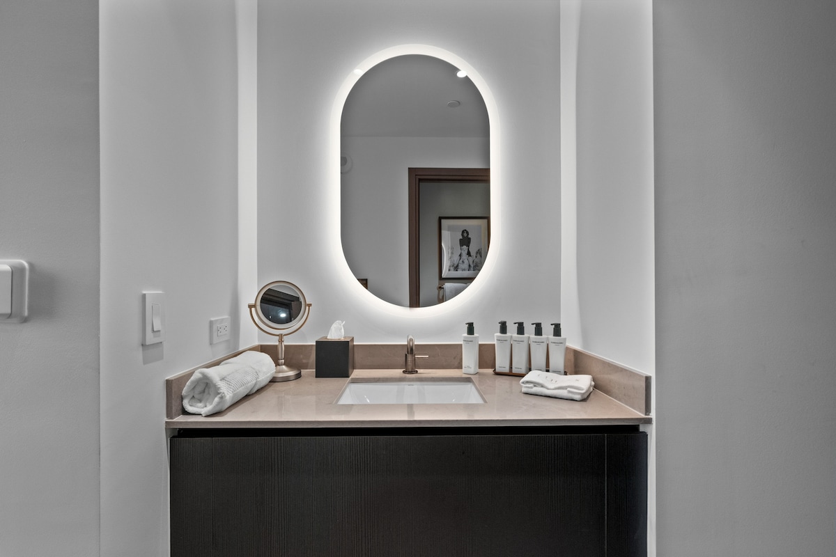 Luxury Suite 4907A E11even Residences