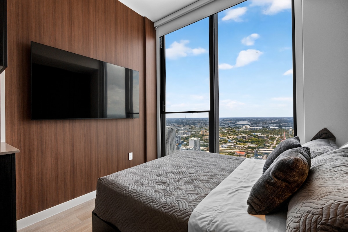 Luxury Suite 4907A E11even Residences