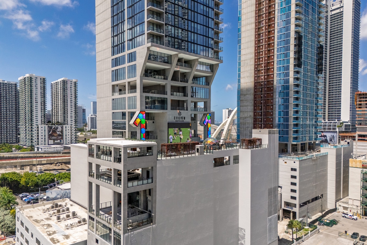 Luxury Suite 4907A E11even Residences