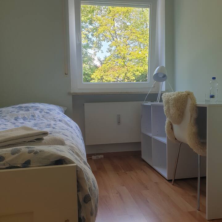 卧室2 ，床80 × 200 ，可延伸至160 × 200 ，新衣柜，也可用作办公室 