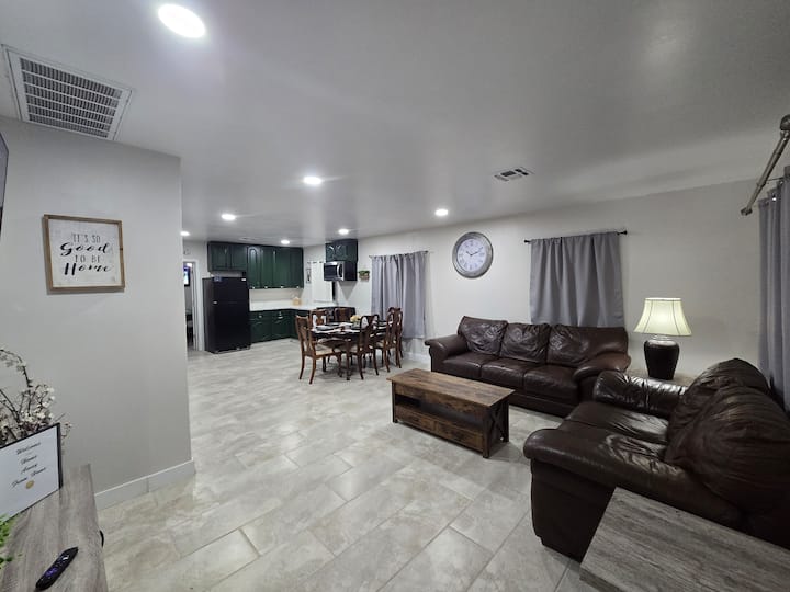 Beautiful 3 Bedroom, 2 Bathroom - Chandler, AZ