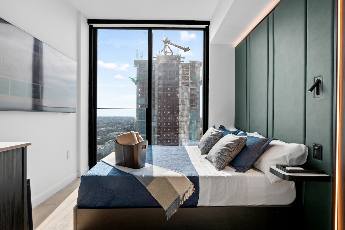 Luxury Suite 3212A E11even Residences