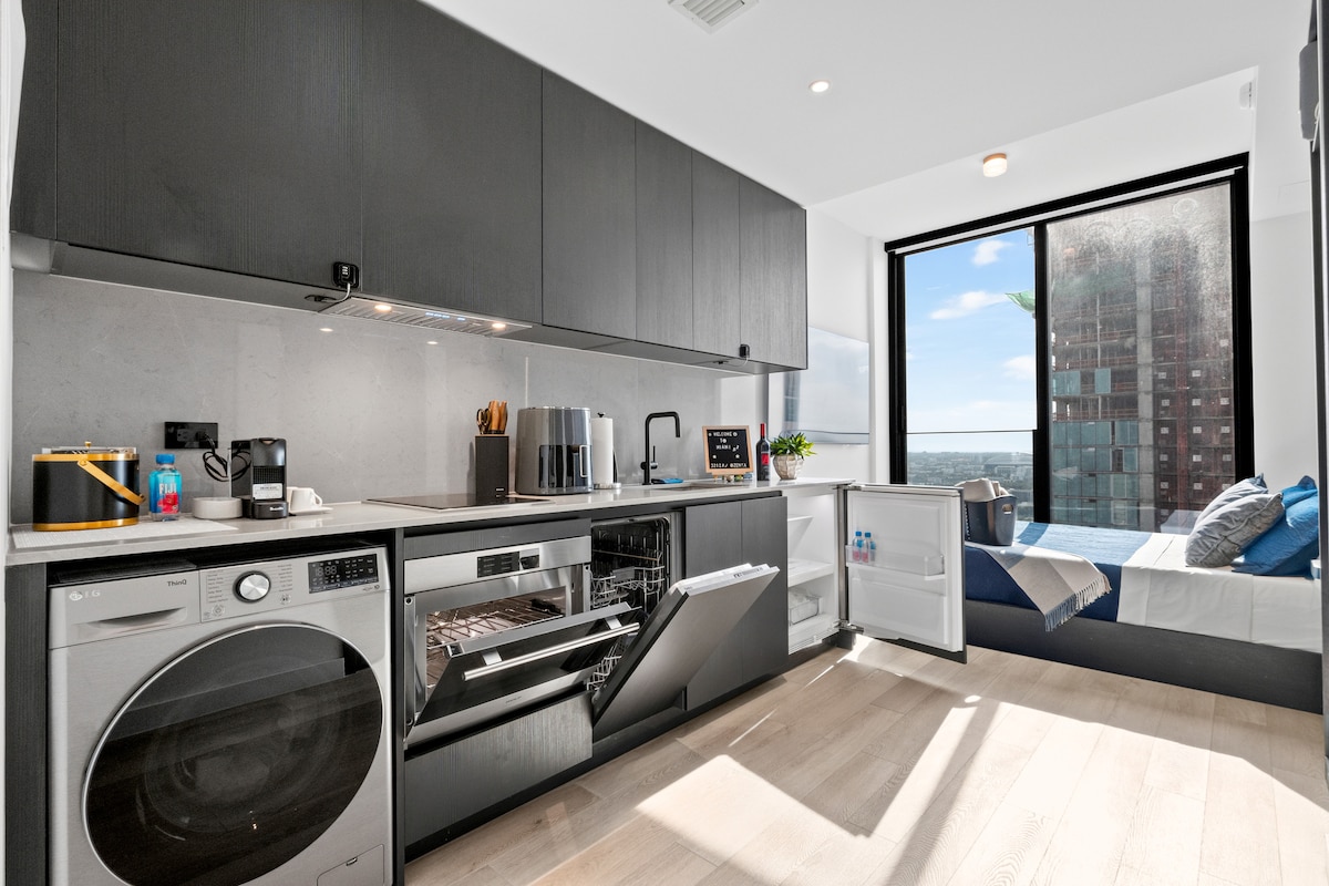 Luxury Suite 3212A E11even Residences