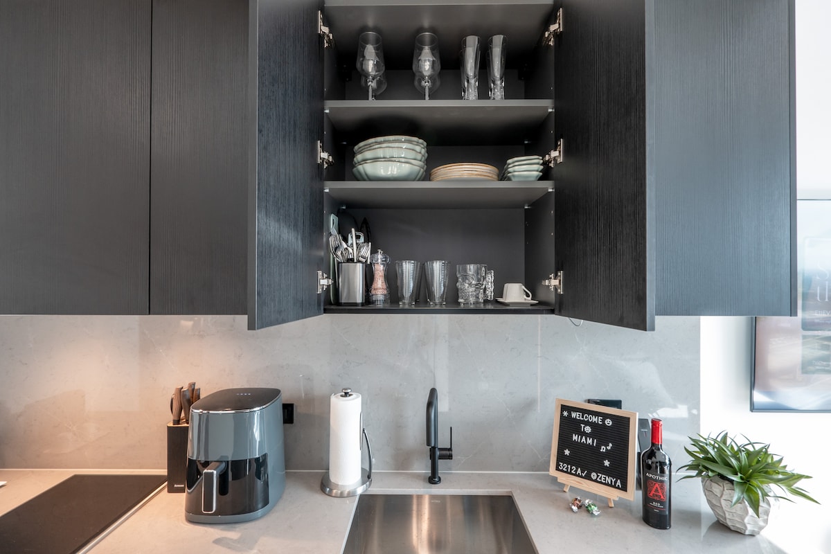 Luxury Suite 3212A E11even Residences