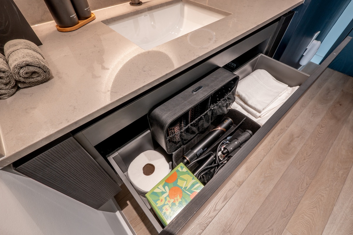 Luxury Suite 3212A E11even Residences