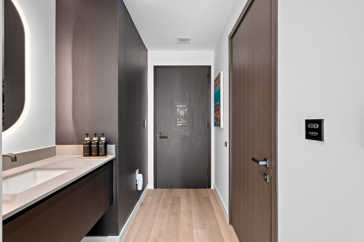 Luxury Suite 3212A E11even Residences