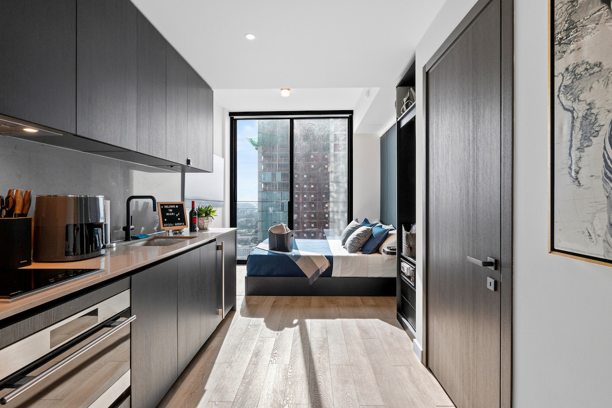 Luxury Suite 3212A E11even Residences