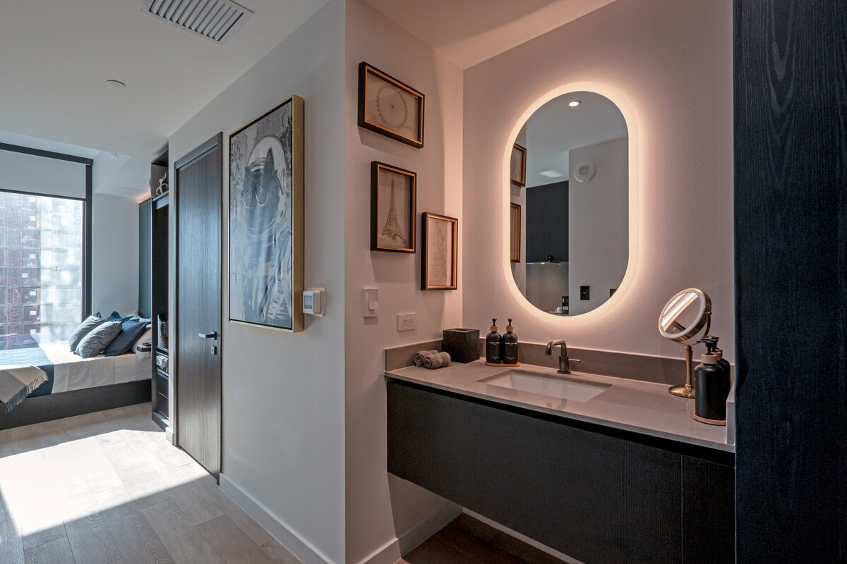 Luxury Suite 3212A E11even Residences