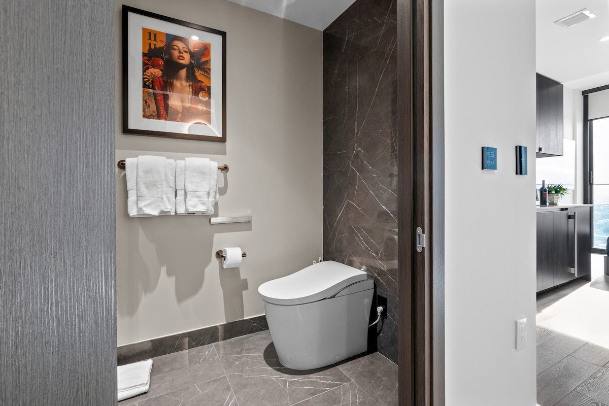 Luxury Suite 3212A E11even Residences