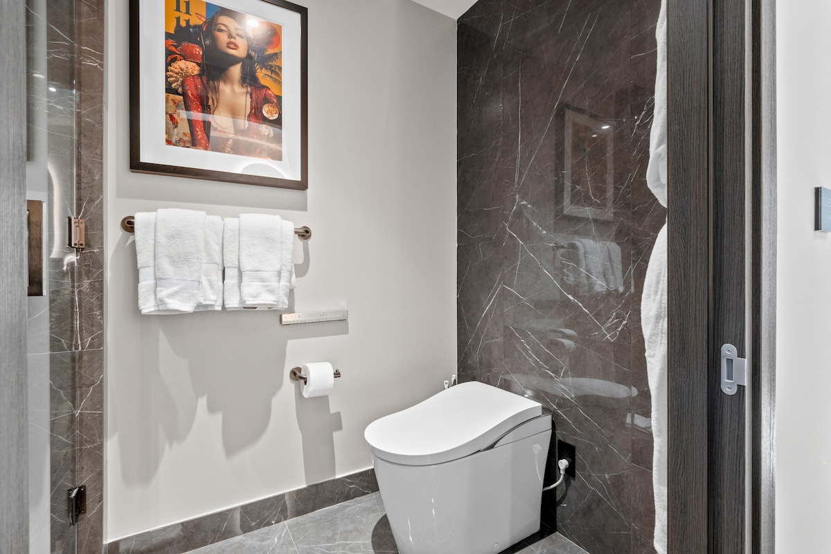 Luxury Suite 3212A E11even Residences