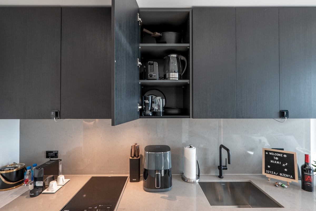Luxury Suite 3212A E11even Residences