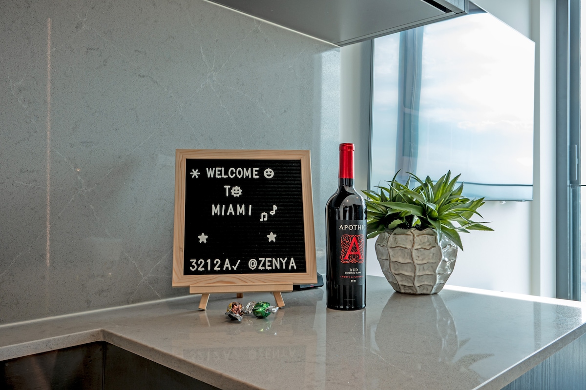 Luxury Suite 3212A E11even Residences