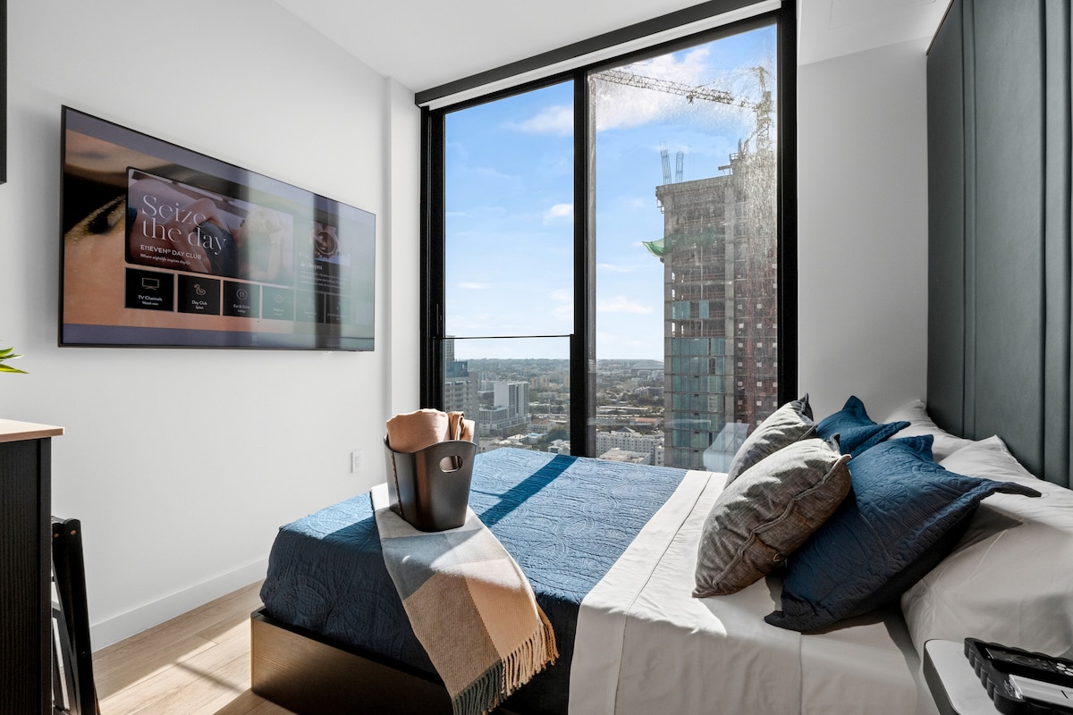 Luxury Suite 3212A E11even Residences