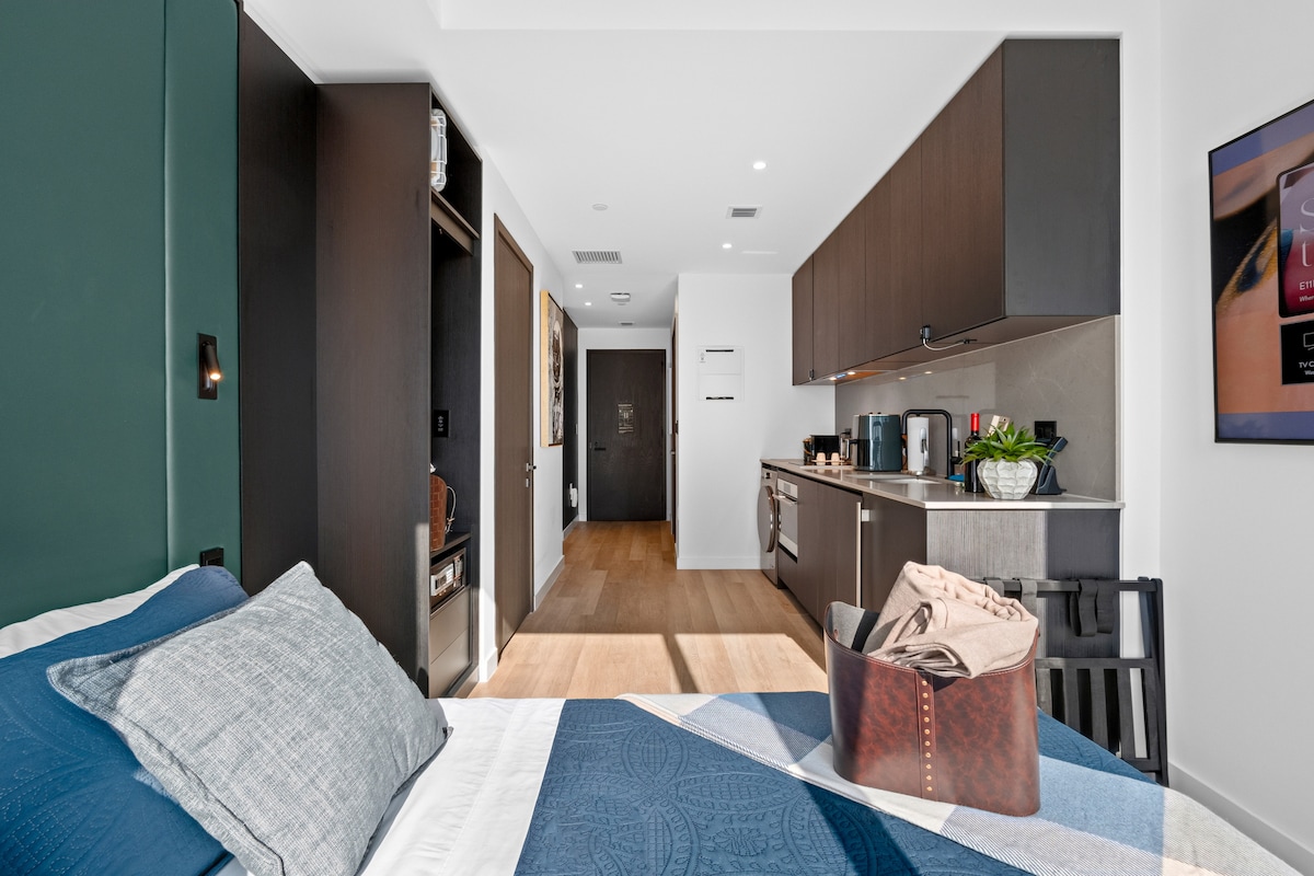 Luxury Suite 3212A E11even Residences