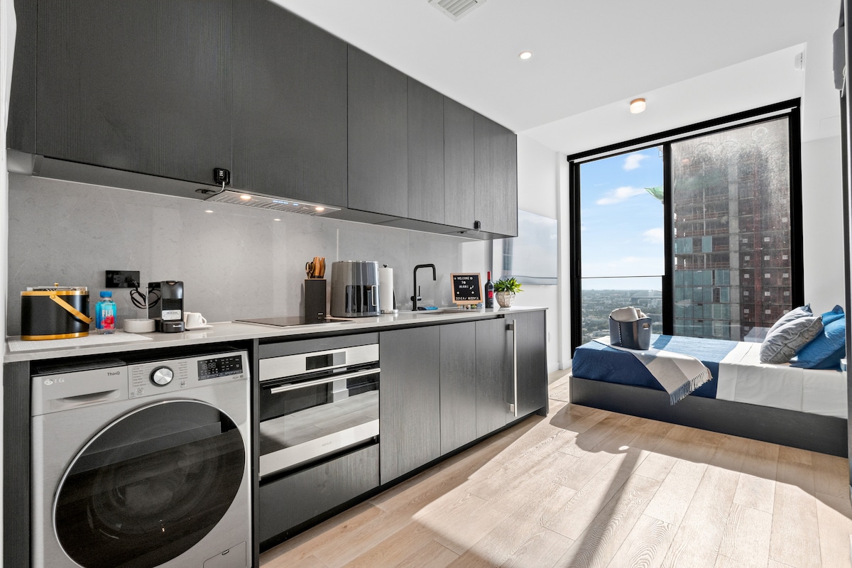 Luxury Suite 3212A E11even Residences