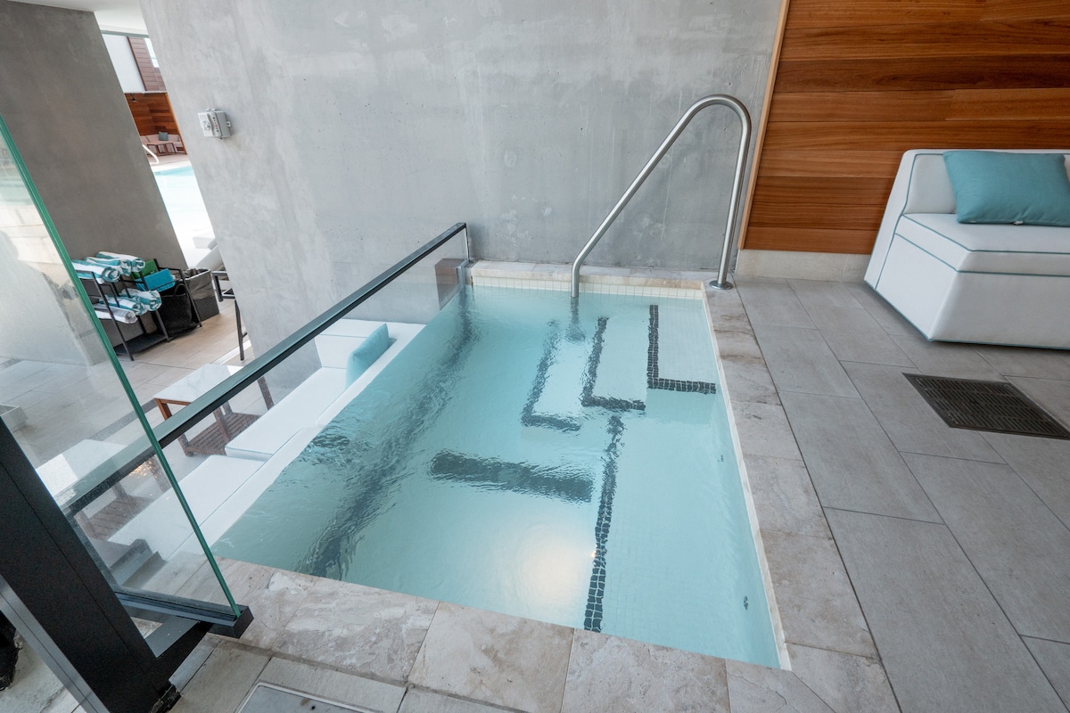 Luxury Suite 3212A E11even Residences