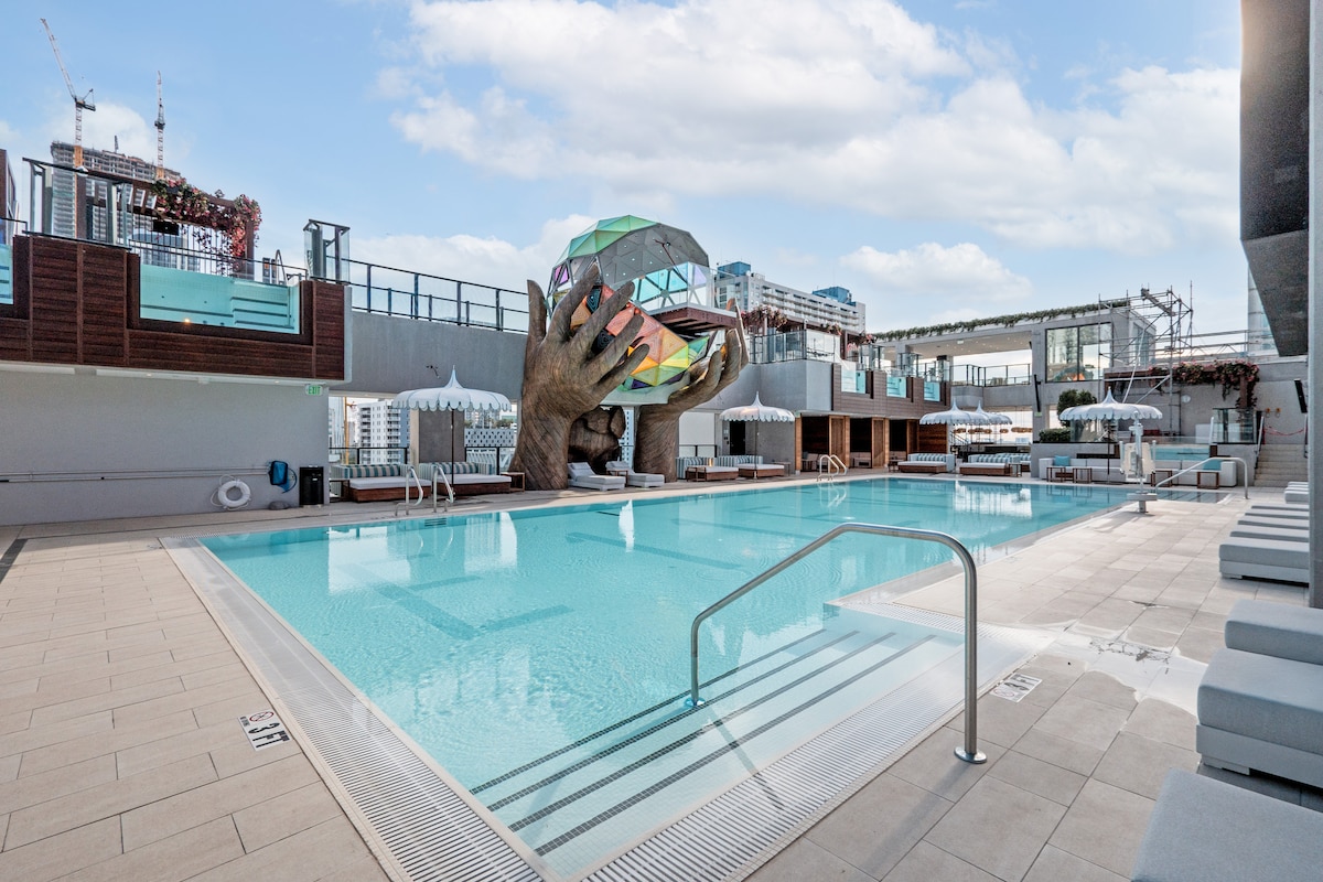 Luxury Suite 3212A E11even Residences