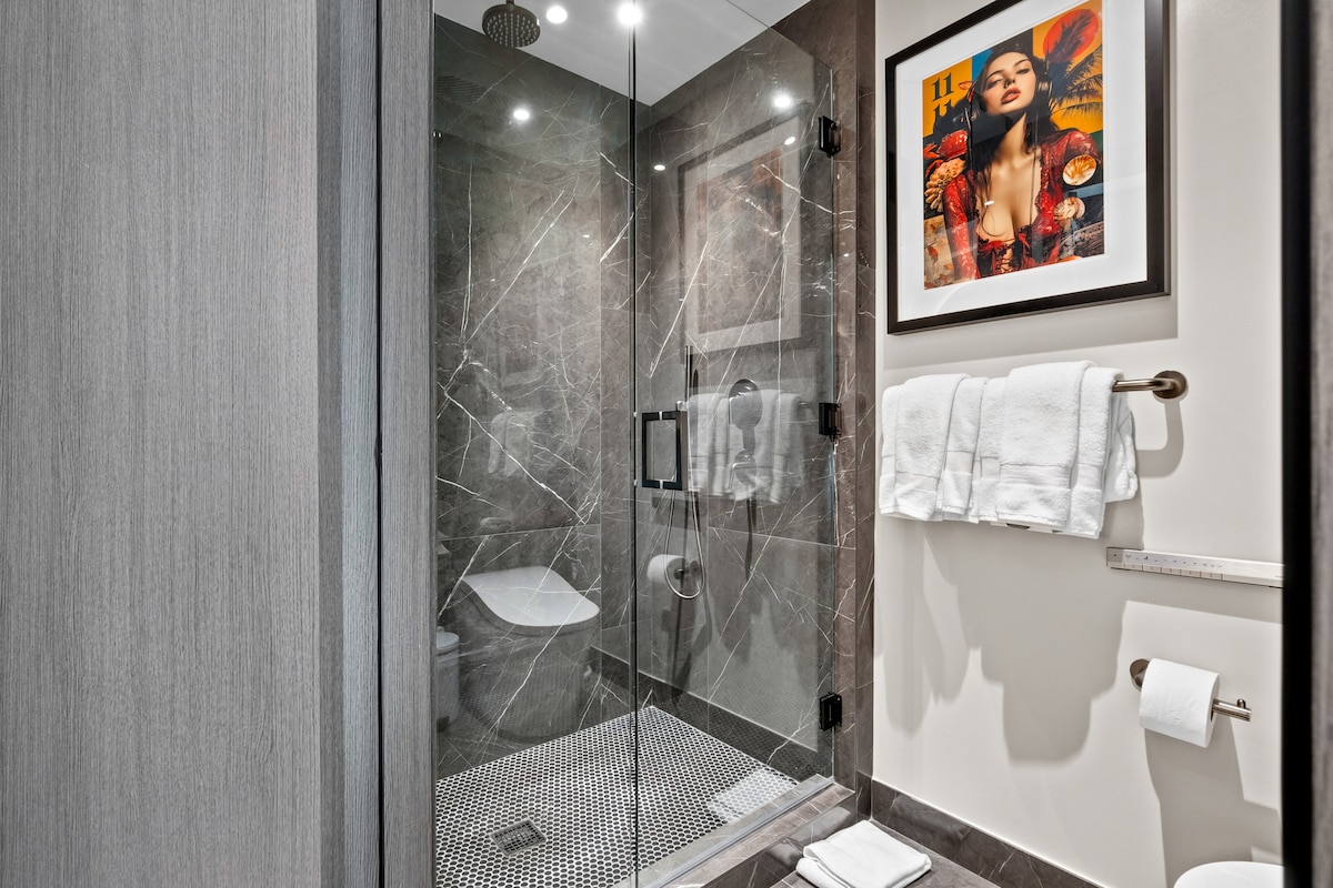 Luxury Suite 3212A E11even Residences