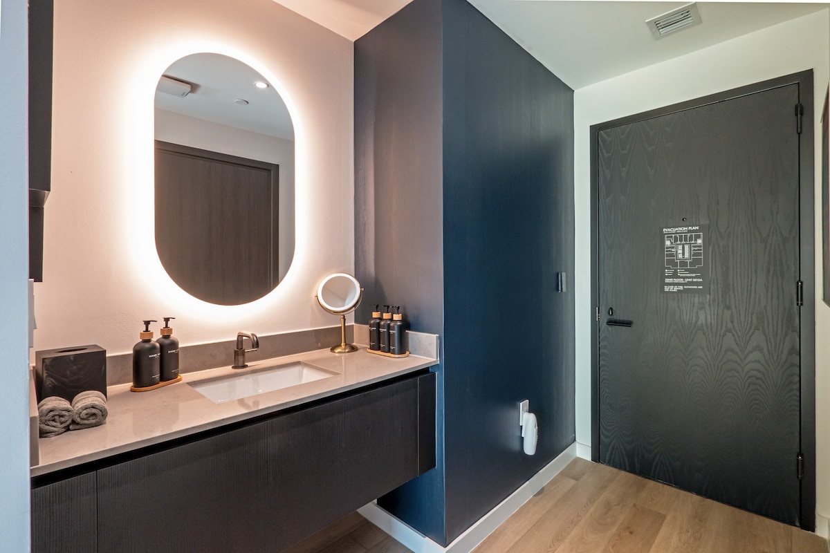Luxury Suite 3212A E11even Residences