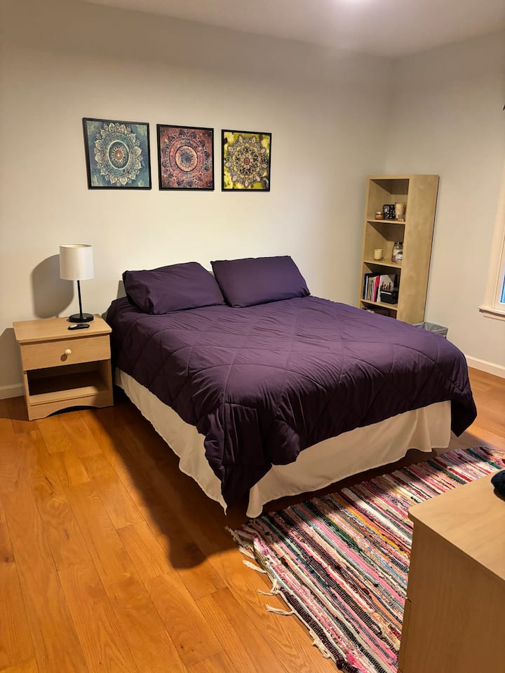 ห้องนอนพร้อมเตียงขนาดใหญ่