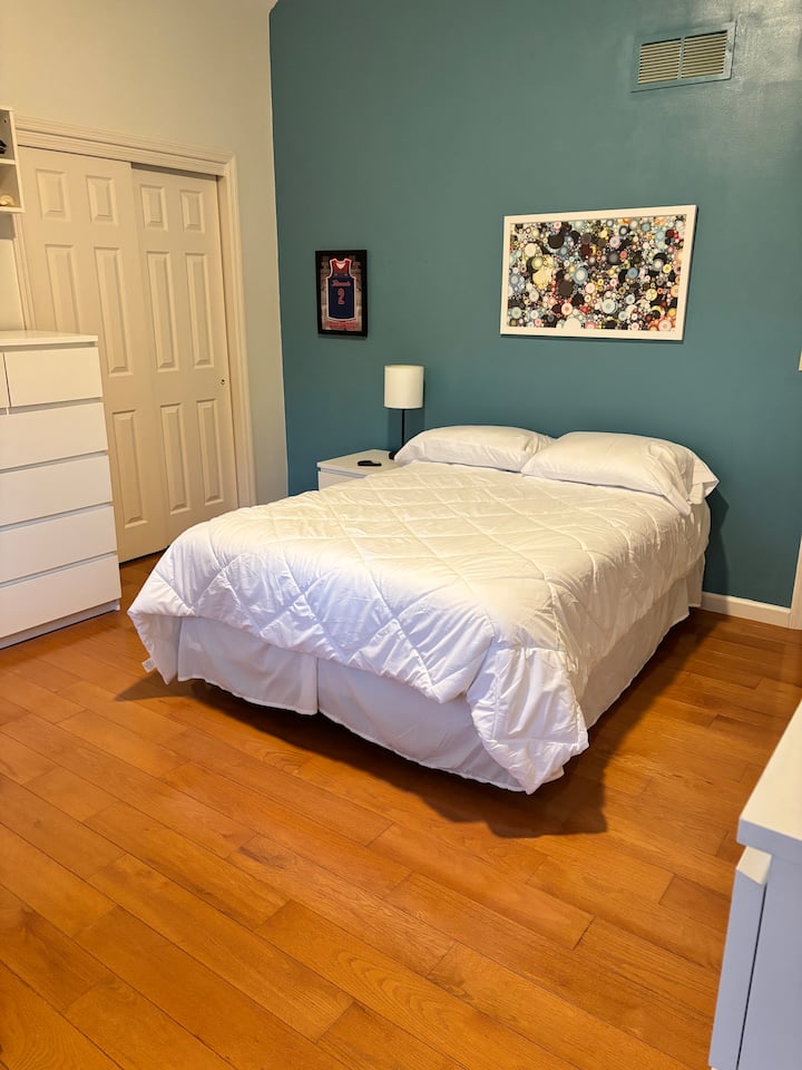 ห้องนอนพร้อมเตียงขนาดใหญ่