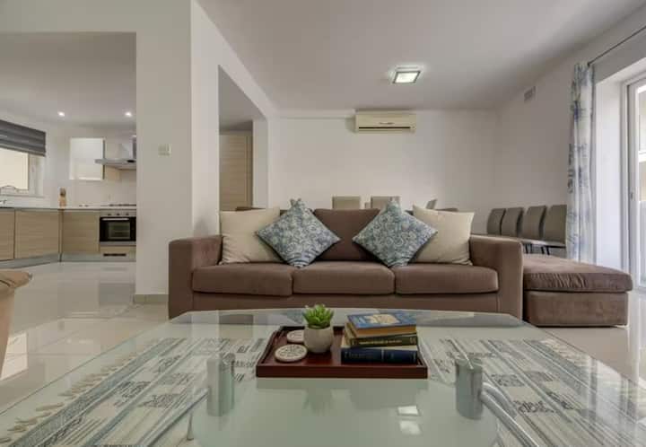 3b Apartment | Coastal Getaway In Buġibba - Malta