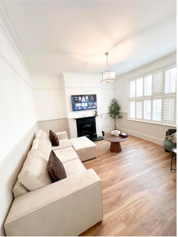 4 Bed House | Sleeps 8 | Free Parking | Bluewater - Dartford