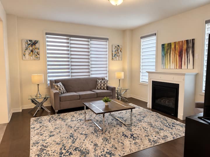 4br Family Home For 8 With Parking & Backyard - Oshawa