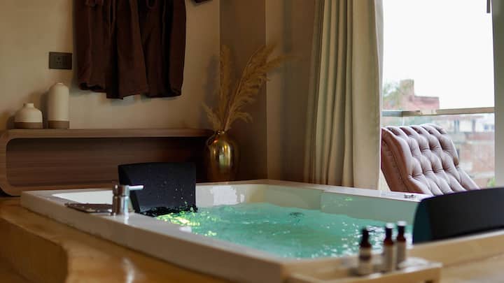 Luxury Hideaway ~ Jacuzzi Studio - Jaipur