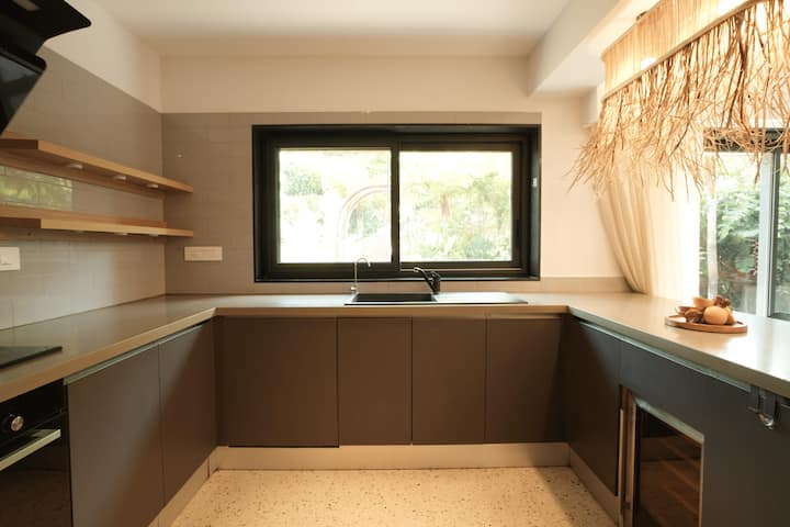 Full kitchen image 1