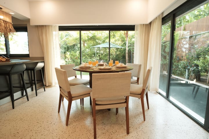 Dining area image 1
