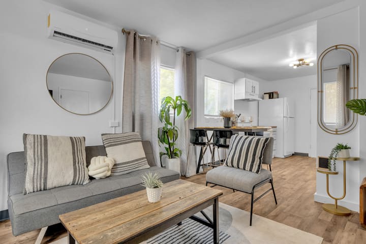 Central 2br | Workspace, Laundry & Long Stays - El Paso, TX