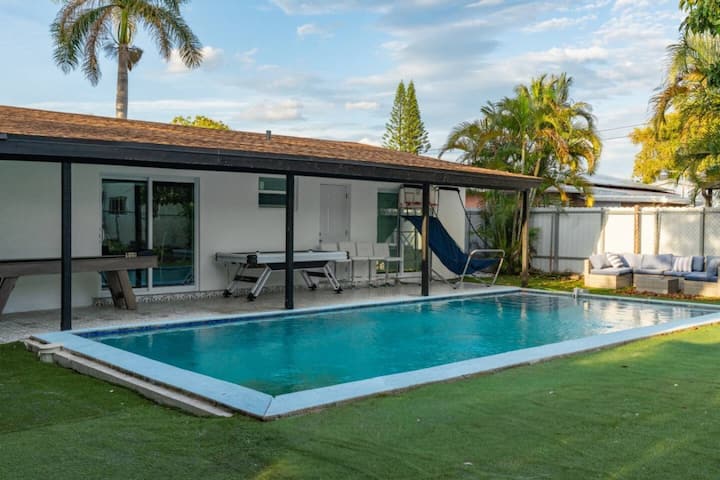 Beverly Park Poolside Retreat - Hollywood, FL