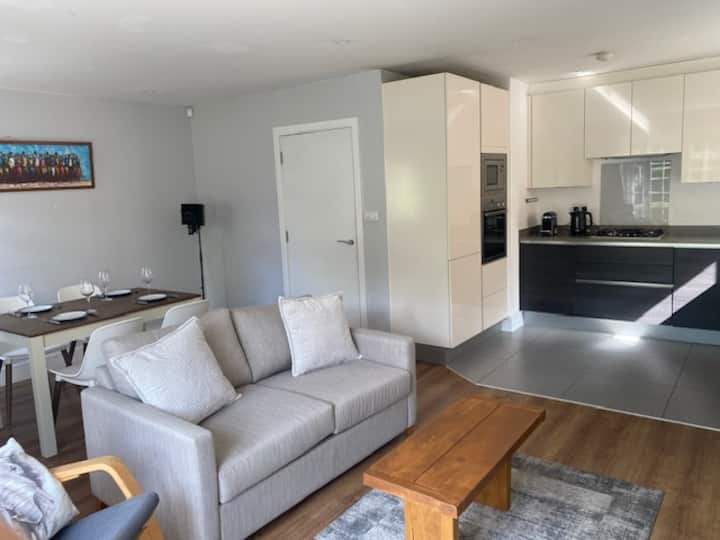Ground Floor, Spacious, Two Bed Flat In Bromley - Bromley