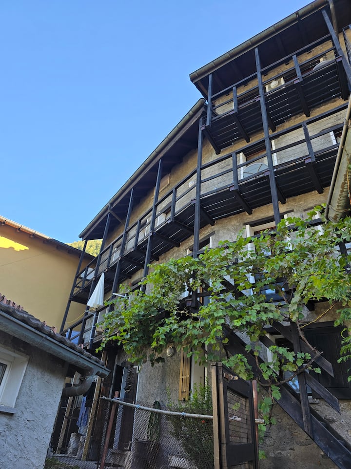 Stilechtes Tessiner Haus Im Dorfkern Von Vellano - Bellinzona