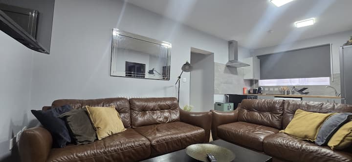 3-bed East London Home · Elizabeth Line, Parking - イルフォード