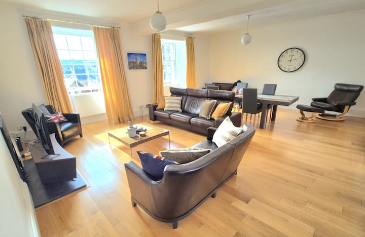 Prime Royal Mile -Cityscape Views -2-bed Apartment - Leith