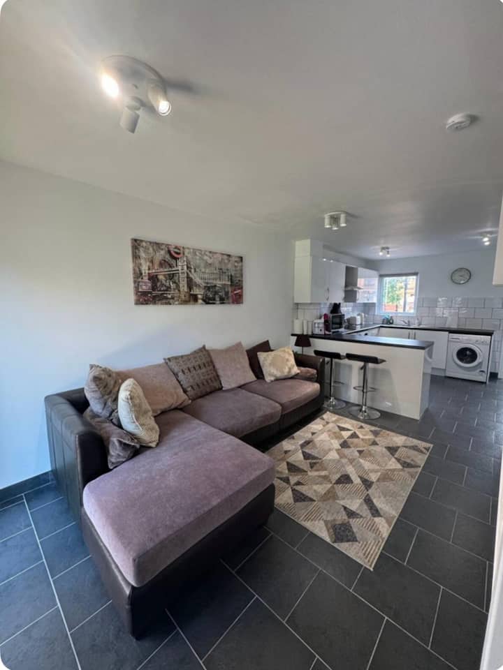 Professionals | Entire House | 2bdr | Weekly Deals - Ilford