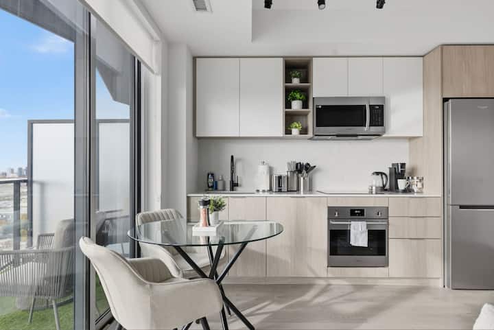 South Etobicoke Studio Apartment | City Views - Toronto